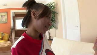 Black teen cheerleaders gauna pakliuvom į baltos spalvos futbolo treneris