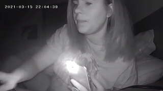 Busty Milf Ødelegger Hennes Clit ved Sengetid Skjulte Cam