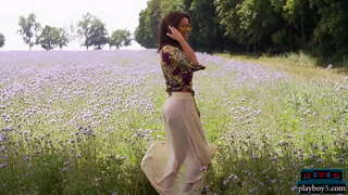 Busty ungārijas MILF modelis kļūst kails un izskatās neticami karstā naked