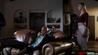 Babe tagradh ann am poball deamocraiteach Janson knelt agus sucked big dick agus chòrd e ris hardcore pussy fucking às dèidh a