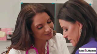 Pieptoase asistenta seduce un tanar si matura profesor și linge pizda.Bruneta suge tate mari si apoi linge si se masturbeaza pasarica ei.Apoi au 69