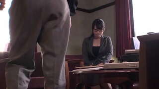 Søde japanske kontor angel tilbyder et blow job til sin chef, før befugtning hendes pantie og modtagelse af hugh creampie