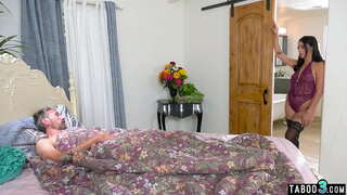 ���ැරණි stepfather ගුද අමන ඔහුගේ කෙට්ටු ලැටිනා දැරියගේ මව