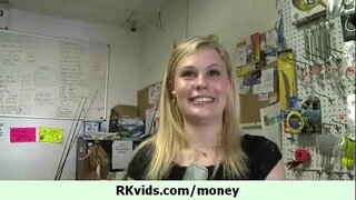 Гаряча підліткова дівчина дає нам трахнути її за 10 грошей