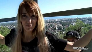 Głośną rudą милфу z grubsza wiercone w jej tyłek publicznie