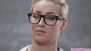 Teen babe mihinana ny mpampianatra cunt taorian&#039;ny kilasy