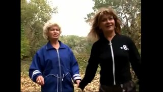 Napaljena sazreva želim da eksperiment sa jedno drugom pička na travi