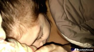 Hij werd wakker te zijn stiefdochter zuigen zijn pik en hij heeft niet te klagen.