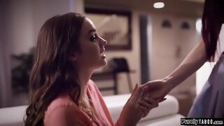 Teen hohoro huringa te whakatutuki i te wā o te rā tona tuahine, kua ki te kotiro, ka tutaki i te ipurangi.Ka rerekee ia ki te titiro ano tona tuahine, me te whakaatu ake ifo ia rā whare.Ia manipulates te kotiro ki te sex