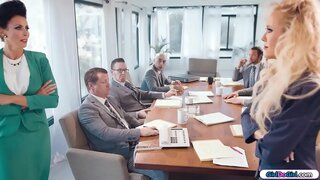 Busty milf liikenaiset mennä head to head aikana boardmeeting.Muut liikemiehet päästä pois niin nopeasti kuin he voivat.Lopuksi milf on tilaa itselleen ja alkaa suudella ja nuolla toisiaan