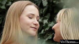 Sexy teen girlfriends lick ngamnye abanye ezimanzi pussies