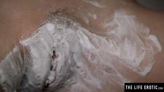 Videli njene velike joške jiggle kot ona shaves njeno kosmato muco in masturbates